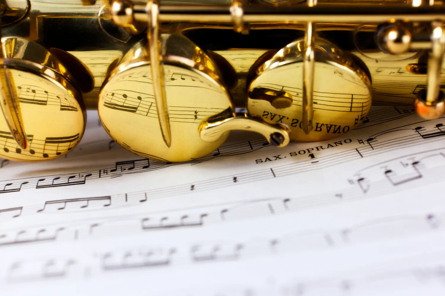 Ile waży saksofon altowy?